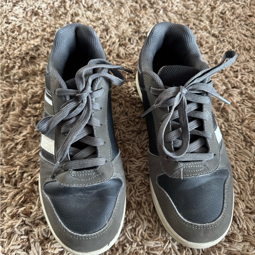 American Eagles boys shoes big boys size 4
